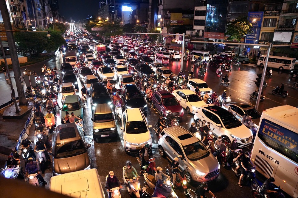 Hà Nội đề xuất hạn chế phương tiện cá nhân, thu phí giảm ùn tắc giao thông - Ảnh 1. Hà Nội đề xuất hạn chế phương tiện cá nhân, thu phí giảm ùn tắc giao thông - Ảnh 1.
