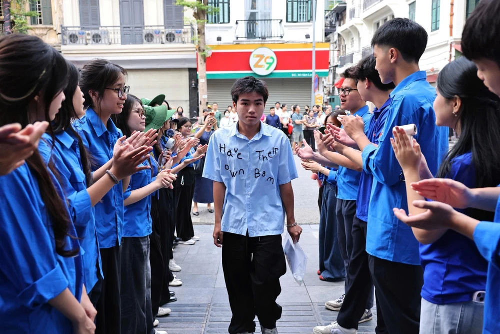 Thanh niên tình nguyện Thủ đô hỗ trợ thí sinh thi tốt nghiệp THPT năm 2026 - Ảnh 10. Thanh niên tình nguyện Thủ đô hỗ trợ thí sinh thi tốt nghiệp THPT năm 2026 - Ảnh 10.