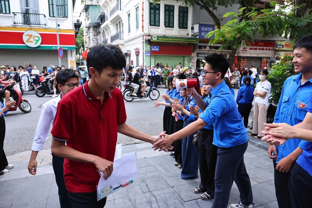 Thanh niên tình nguyện Thủ đô hỗ trợ thí sinh thi tốt nghiệp THPT năm 2026 - Ảnh 4. Thanh niên tình nguyện Thủ đô hỗ trợ thí sinh thi tốt nghiệp THPT năm 2026 - Ảnh 4.