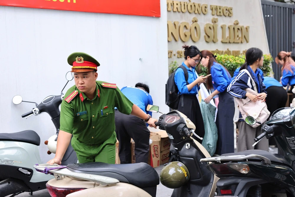 Thanh niên tình nguyện Thủ đô hỗ trợ thí sinh thi tốt nghiệp THPT năm 2026 - Ảnh 1. Thanh niên tình nguyện Thủ đô hỗ trợ thí sinh thi tốt nghiệp THPT năm 2026 - Ảnh 1.