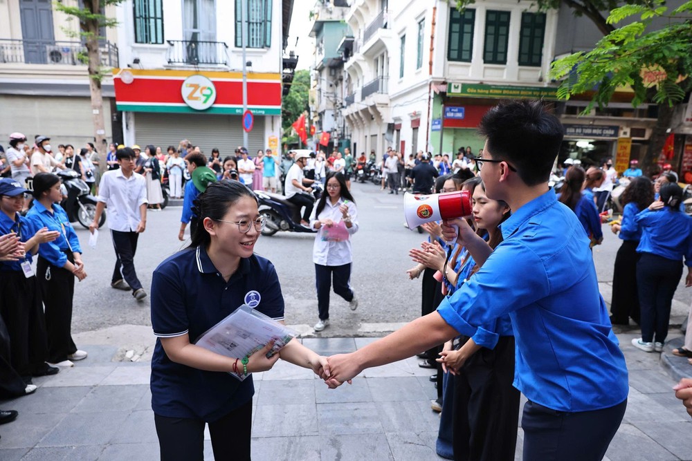 Thanh niên tình nguyện Thủ đô hỗ trợ thí sinh thi tốt nghiệp THPT năm 2026 - Ảnh 6. Thanh niên tình nguyện Thủ đô hỗ trợ thí sinh thi tốt nghiệp THPT năm 2026 - Ảnh 6.