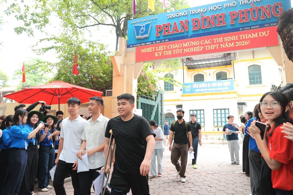 Kỳ thi tốt nghiệp THPT năm 2026: Thí sinh Hà Nội hoàn thành môn thi đầu tiên - Ảnh 7. Kỳ thi tốt nghiệp THPT năm 2026: Thí sinh Hà Nội hoàn thành môn thi đầu tiên - Ảnh 7.