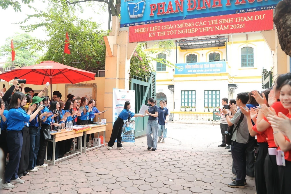 Kỳ thi tốt nghiệp THPT năm 2026: Thí sinh Hà Nội hoàn thành môn thi đầu tiên - Ảnh 6. Kỳ thi tốt nghiệp THPT năm 2026: Thí sinh Hà Nội hoàn thành môn thi đầu tiên - Ảnh 6.