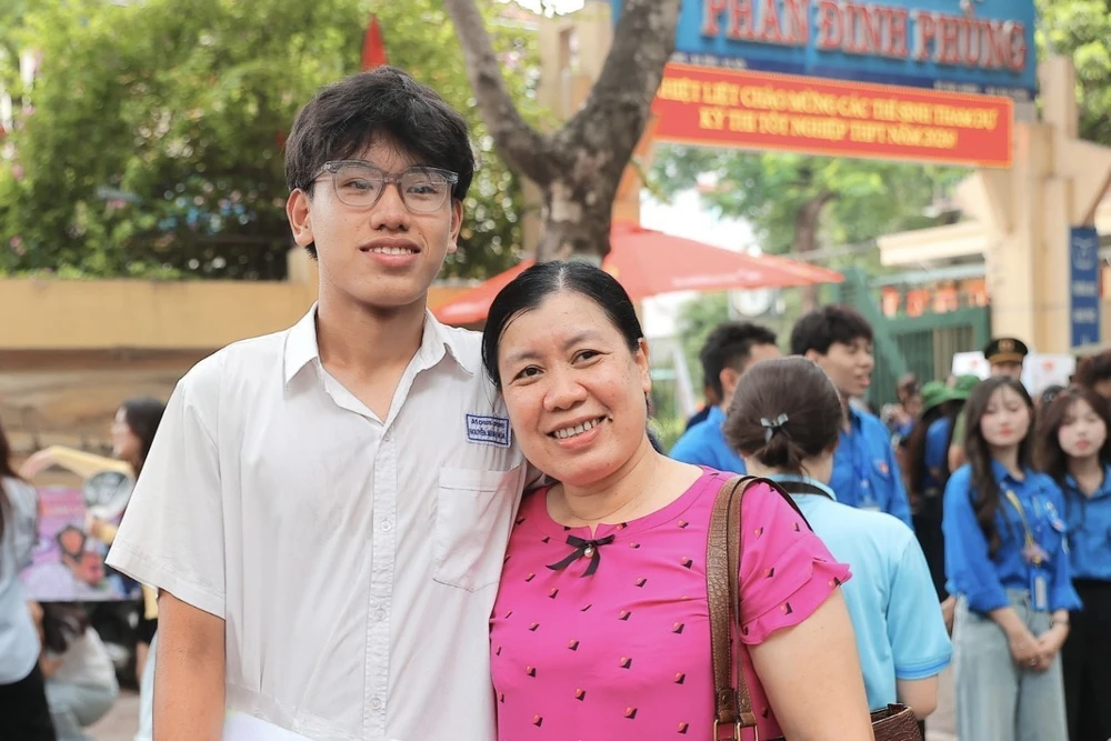 Kỳ thi tốt nghiệp THPT năm 2026: Thí sinh Hà Nội hoàn thành môn thi đầu tiên - Ảnh 9. Kỳ thi tốt nghiệp THPT năm 2026: Thí sinh Hà Nội hoàn thành môn thi đầu tiên - Ảnh 9.