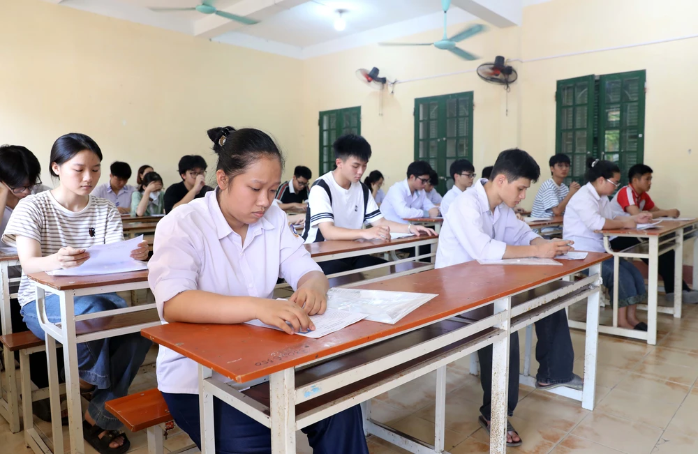 Kỳ thi tốt nghiệp THPT năm 2026: Cả nước có 27 thí sinh vi phạm quy chế trong ngày thi đầu tiên; đề thi đảm bảo tính phân hóa - Ảnh 1. Kỳ thi tốt nghiệp THPT năm 2026: Cả nước có 27 thí sinh vi phạm quy chế trong ngày thi đầu tiên; đề thi đảm bảo tính phân hóa - Ảnh 1.