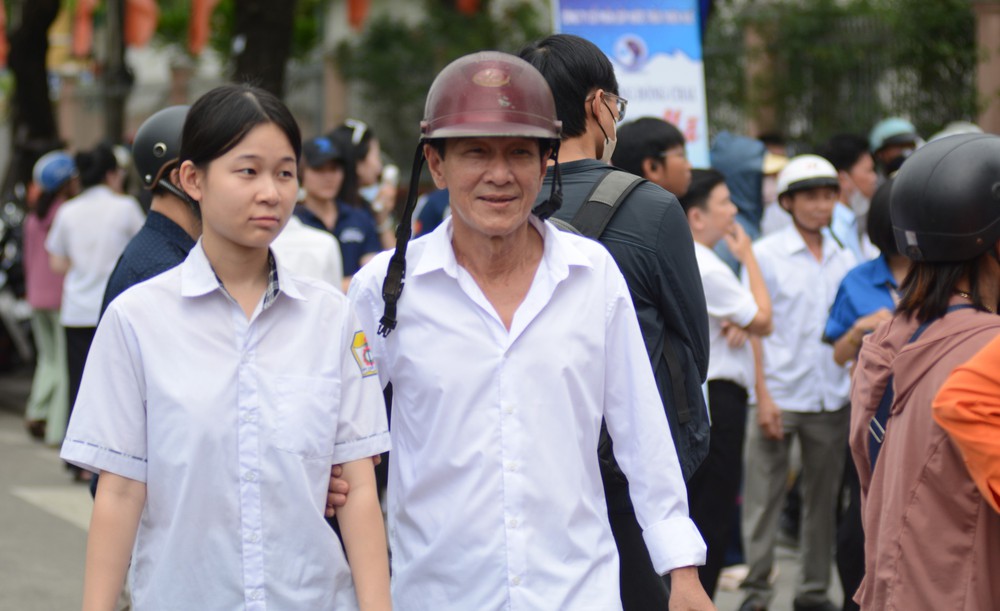 Thí sinh hoàn thành môn thi đầu tiên kỳ thi tốt nghiệp THPT năm 2026 - Ảnh 17. Thí sinh hoàn thành môn thi đầu tiên kỳ thi tốt nghiệp THPT năm 2026 - Ảnh 17.