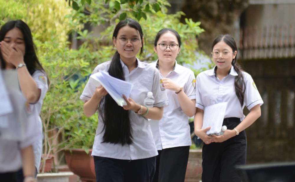 Thí sinh hoàn thành môn thi đầu tiên kỳ thi tốt nghiệp THPT năm 2026 - Ảnh 16. Thí sinh hoàn thành môn thi đầu tiên kỳ thi tốt nghiệp THPT năm 2026 - Ảnh 16.