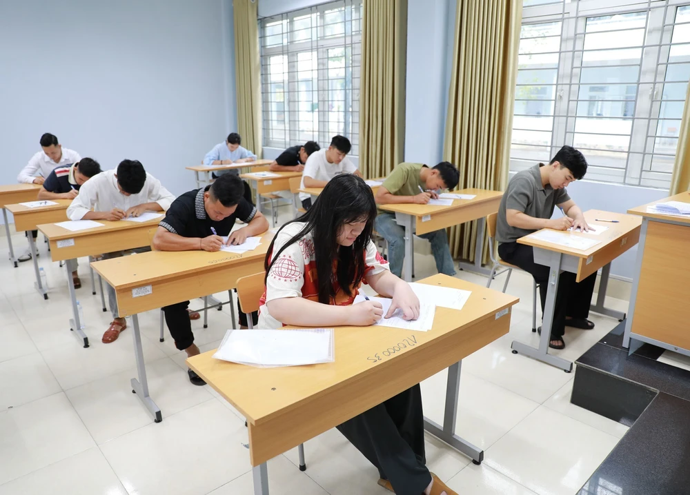 Hình ảnh thí sinh cả nước bước vào Kỳ thi tốt nghiệp THPT 2026 - Ảnh 18. Hình ảnh thí sinh cả nước bước vào Kỳ thi tốt nghiệp THPT 2026 - Ảnh 18.