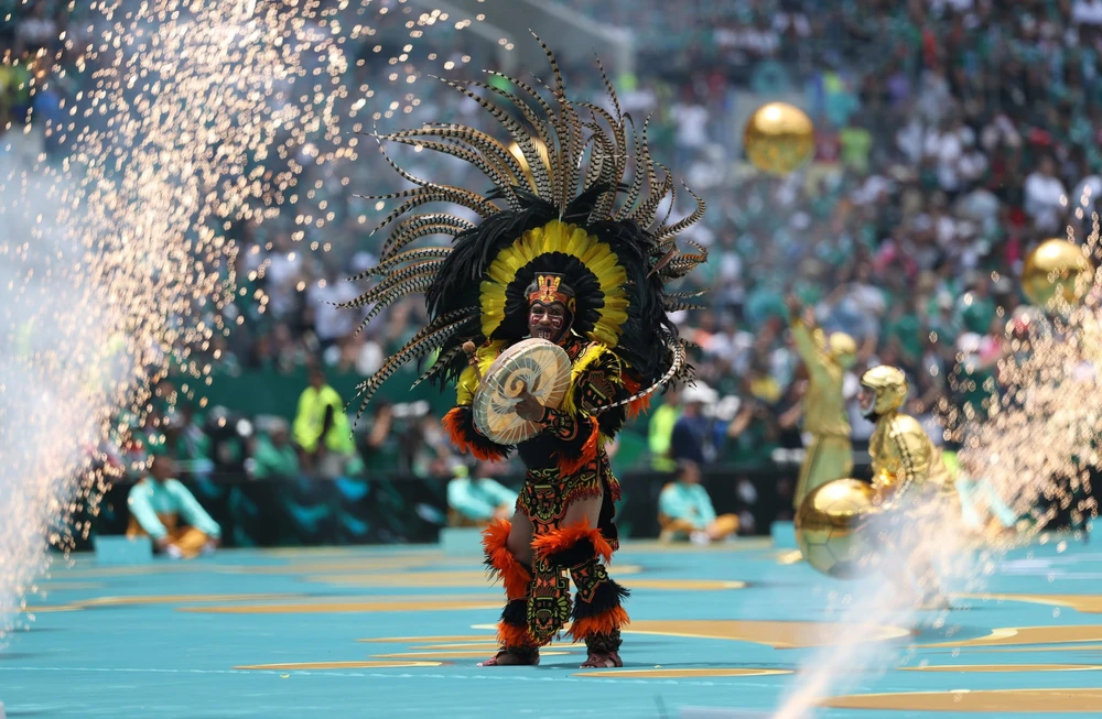 World Cup 2026: Lễ khai mạc ngắn gọn đến bất ngờ nhưng vẫn độc đáo, rực rỡ sắc màu - Ảnh 6. World Cup 2026: Lễ khai mạc ngắn gọn đến bất ngờ nhưng vẫn độc đáo, rực rỡ sắc màu - Ảnh 6.