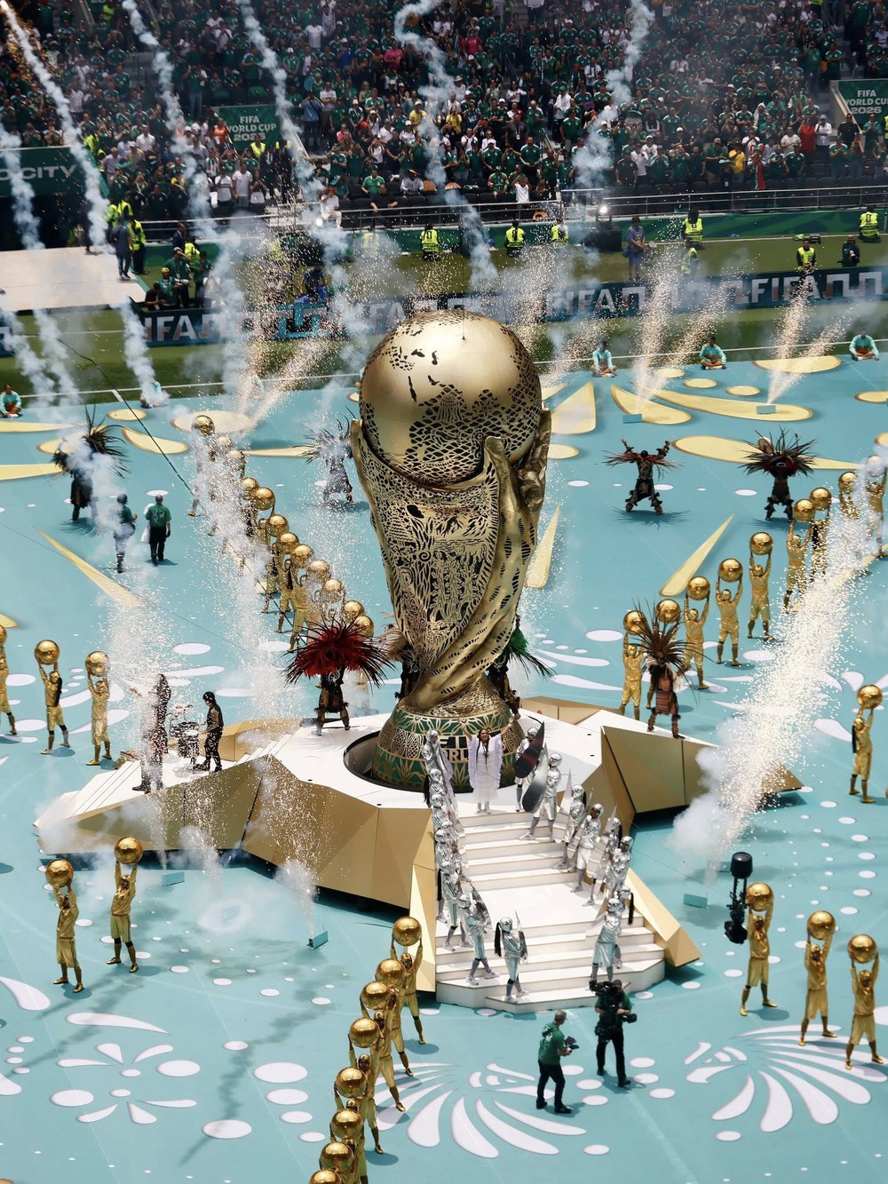 5 điểm nhấn từ trận khai mạc World Cup 2026: Shakira trở lại, Mexico gây ấn tượng và “diện mạo mới” của Infantino - Ảnh 3. 5 điểm nhấn từ trận khai mạc World Cup 2026: Shakira trở lại, Mexico gây ấn tượng và “diện mạo mới” của Infantino - Ảnh 3.