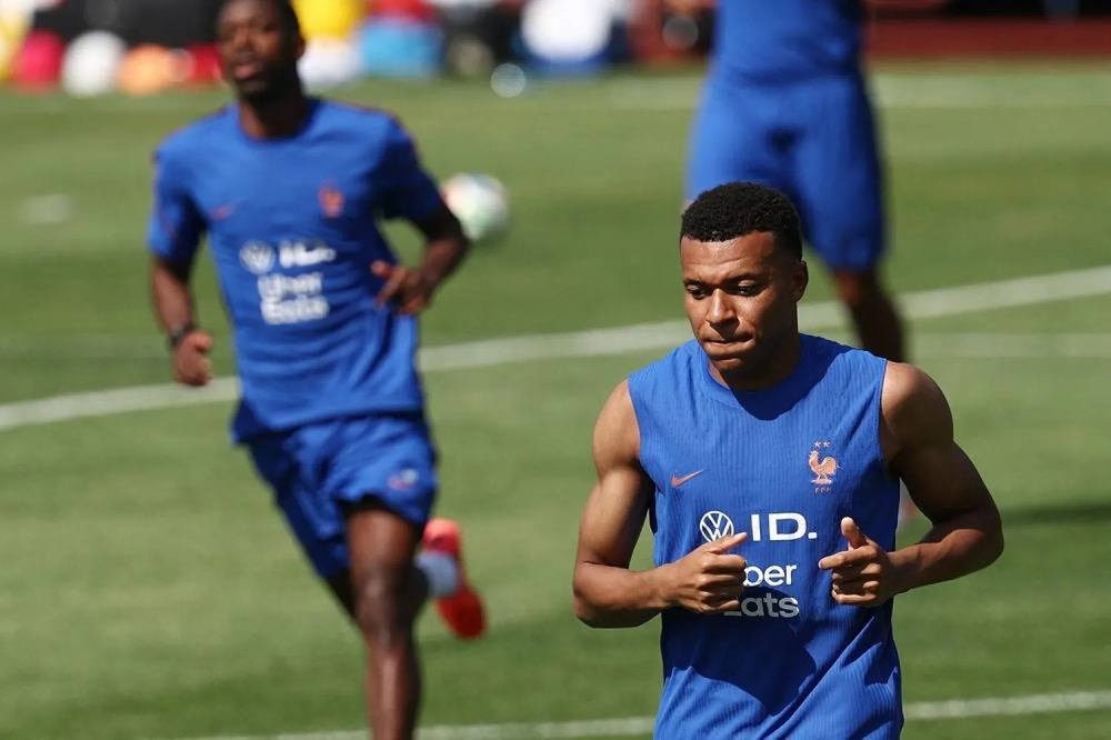 World Cup 2026 24h: Cầu thủ bật khóc trước trận ra quân World Cup, Dembele bảo vệ Mbappe - Ảnh 2. World Cup 2026 24h: Cầu thủ bật khóc trước trận ra quân World Cup, Dembele bảo vệ Mbappe - Ảnh 2.