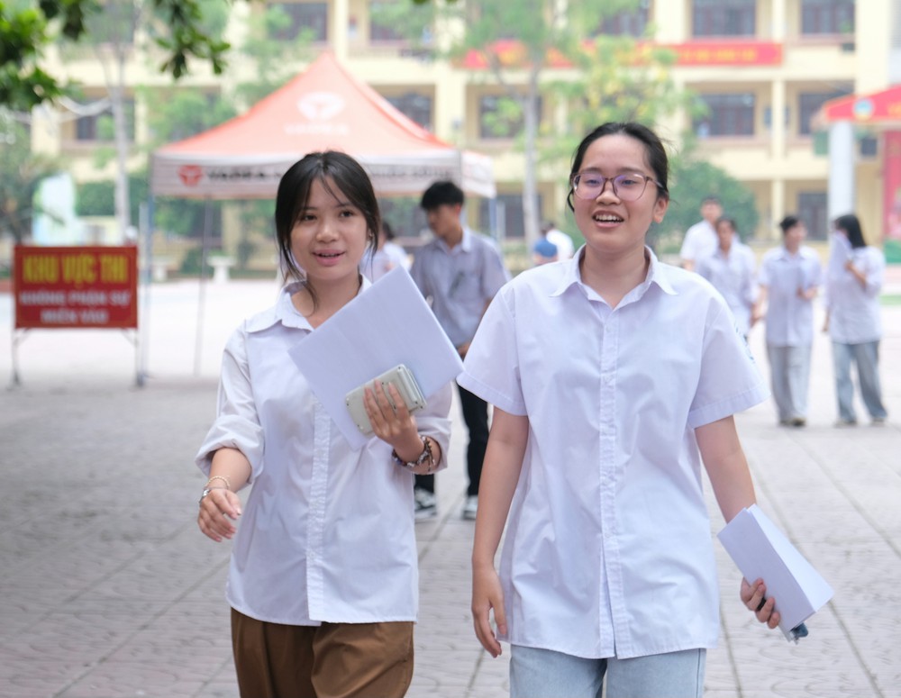 Kỳ thi tốt nghiệp THPT năm 2026: Thí sinh bước vào buổi thi cuối, làm bài thi 2 môn tự chọn - Ảnh 1. Kỳ thi tốt nghiệp THPT năm 2026: Thí sinh bước vào buổi thi cuối, làm bài thi 2 môn tự chọn - Ảnh 1.