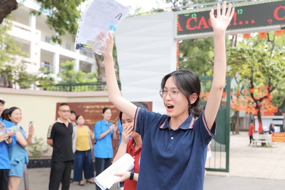 Thí sinh Hà Nội phấn khởi hoàn thành Kỳ thi tốt nghiệp THPT năm 2026 - Ảnh 5. Thí sinh Hà Nội phấn khởi hoàn thành Kỳ thi tốt nghiệp THPT năm 2026 - Ảnh 5.