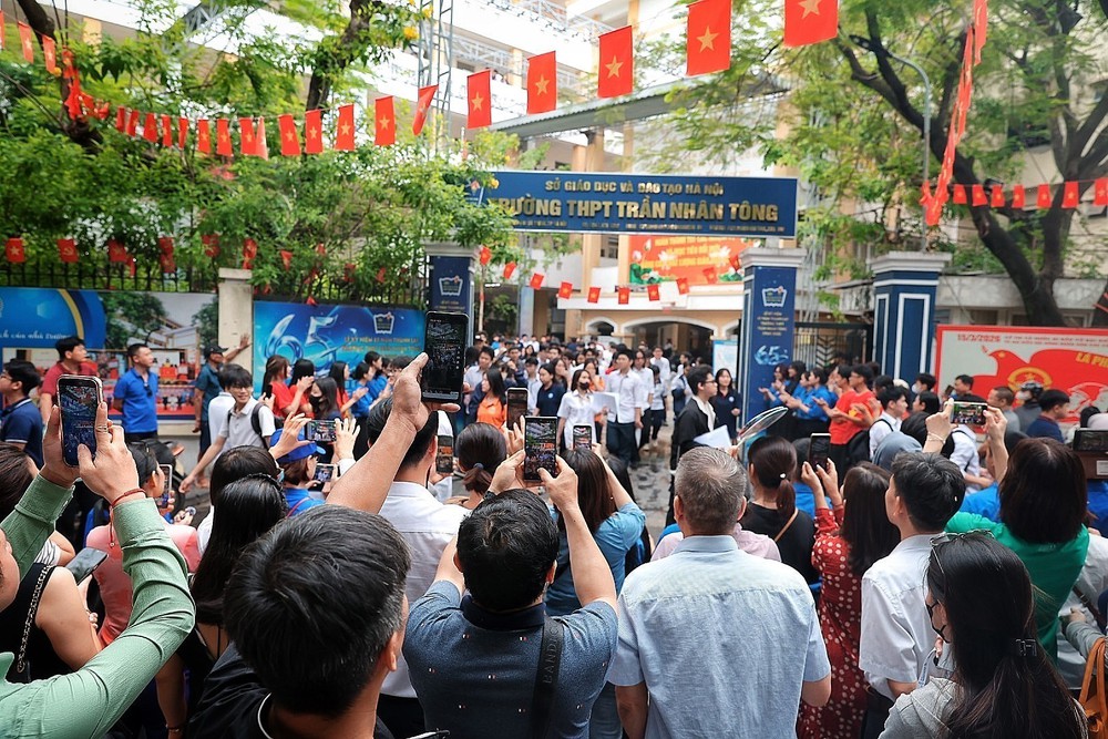 Thí sinh Hà Nội phấn khởi hoàn thành Kỳ thi tốt nghiệp THPT năm 2026 - Ảnh 1. Thí sinh Hà Nội phấn khởi hoàn thành Kỳ thi tốt nghiệp THPT năm 2026 - Ảnh 1.