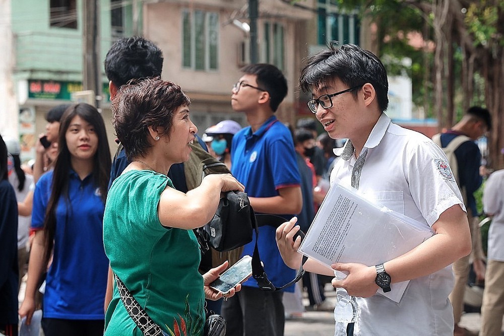 Thí sinh Hà Nội phấn khởi hoàn thành Kỳ thi tốt nghiệp THPT năm 2026 - Ảnh 8. Thí sinh Hà Nội phấn khởi hoàn thành Kỳ thi tốt nghiệp THPT năm 2026 - Ảnh 8.
