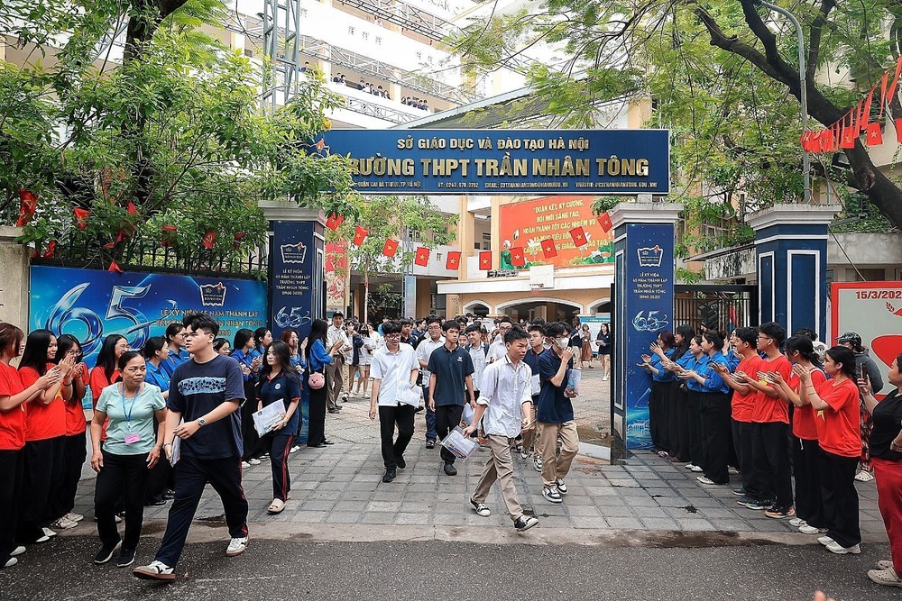 Thí sinh Hà Nội phấn khởi hoàn thành Kỳ thi tốt nghiệp THPT năm 2026 - Ảnh 2. Thí sinh Hà Nội phấn khởi hoàn thành Kỳ thi tốt nghiệp THPT năm 2026 - Ảnh 2.