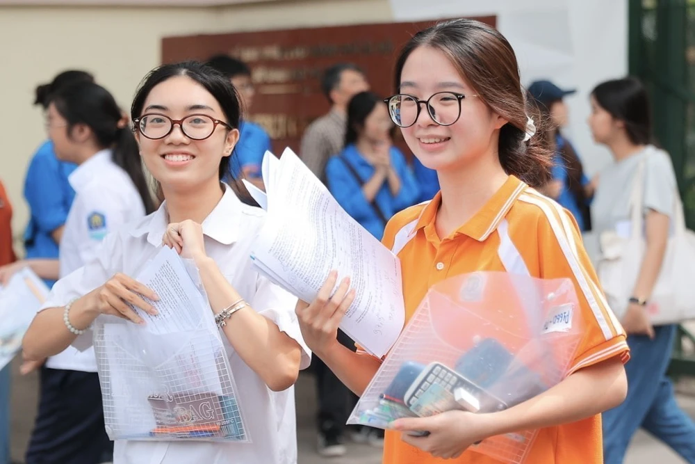 Thí sinh Hà Nội phấn khởi hoàn thành Kỳ thi tốt nghiệp THPT năm 2026 - Ảnh 6. Thí sinh Hà Nội phấn khởi hoàn thành Kỳ thi tốt nghiệp THPT năm 2026 - Ảnh 6.