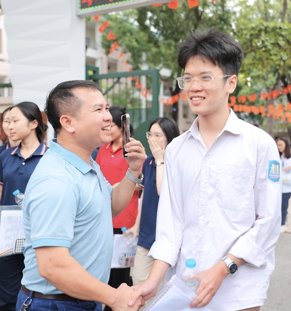 Thí sinh Hà Nội phấn khởi hoàn thành Kỳ thi tốt nghiệp THPT năm 2026 - Ảnh 4. Thí sinh Hà Nội phấn khởi hoàn thành Kỳ thi tốt nghiệp THPT năm 2026 - Ảnh 4.
