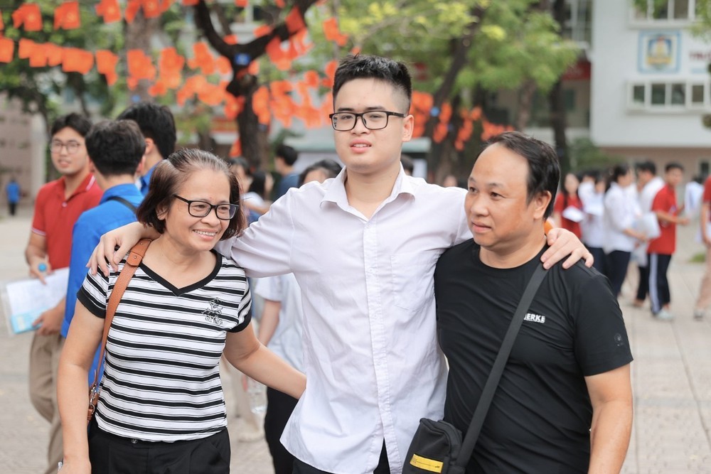 Thí sinh Hà Nội phấn khởi hoàn thành Kỳ thi tốt nghiệp THPT năm 2026 - Ảnh 3. Thí sinh Hà Nội phấn khởi hoàn thành Kỳ thi tốt nghiệp THPT năm 2026 - Ảnh 3.