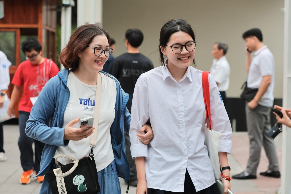 Thí sinh Hà Nội phấn khởi hoàn thành Kỳ thi tốt nghiệp THPT năm 2026 - Ảnh 12. Thí sinh Hà Nội phấn khởi hoàn thành Kỳ thi tốt nghiệp THPT năm 2026 - Ảnh 12.