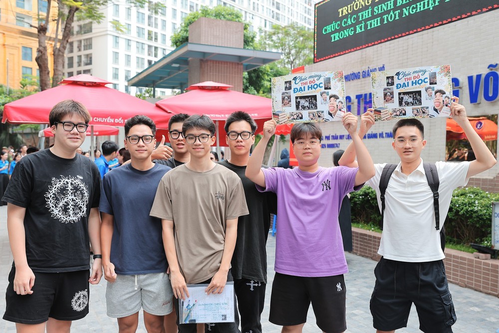 Thí sinh Hà Nội phấn khởi hoàn thành Kỳ thi tốt nghiệp THPT năm 2026 - Ảnh 10. Thí sinh Hà Nội phấn khởi hoàn thành Kỳ thi tốt nghiệp THPT năm 2026 - Ảnh 10.