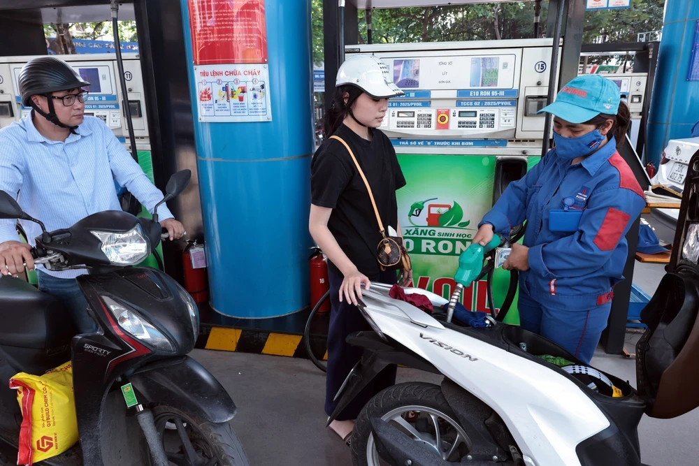 Người dân không còn lo ngại với xăng E10 sau hơn 10 ngày chuyển đổi - Ảnh 1.