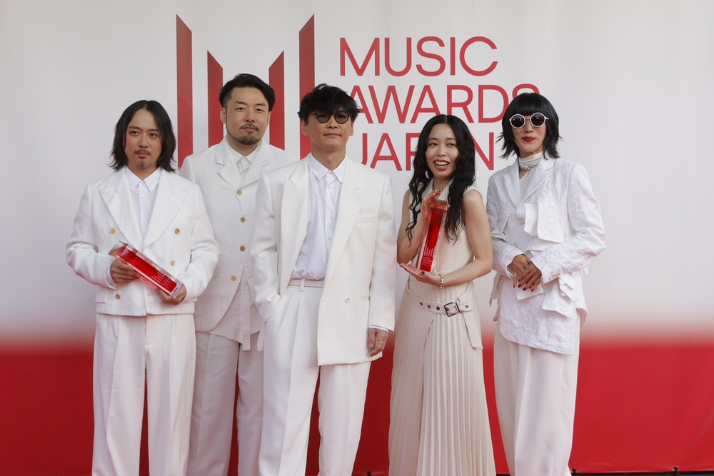 Music Awards Japan 2026: Mrs. Green Apple lập cú đúp, Sakanaction khiến khán giả nghẹn ngào - Ảnh 4. Music Awards Japan 2026: Mrs. Green Apple lập cú đúp, Sakanaction khiến khán giả nghẹn ngào - Ảnh 4.