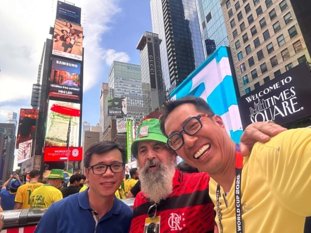 Nhà báo Anh Ngọc từ New York: Hàng nghìn CĐV Brazil khuấy động không khí World Cup 2026 tại quảng trường Thời đại - Ảnh 1.