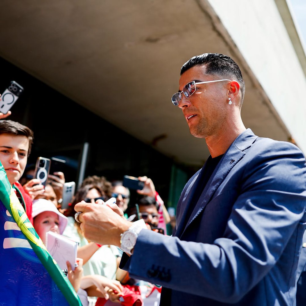 Ronaldo gây sốt khi đeo khuyên tai kim cương tới World Cup 2026 - Ảnh 2. Ronaldo gây sốt khi đeo khuyên tai kim cương tới World Cup 2026 - Ảnh 2.