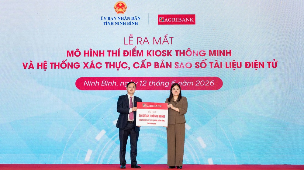 Agribank đồng hành cùng tỉnh Ninh Bình triển khai mô hình Kiosk thông minh: "Cú hích" chuyển đổi số hành chính công - Ảnh 4. Agribank đồng hành cùng tỉnh Ninh Bình triển khai mô hình Kiosk thông minh: "Cú hích" chuyển đổi số hành chính công - Ảnh 4.