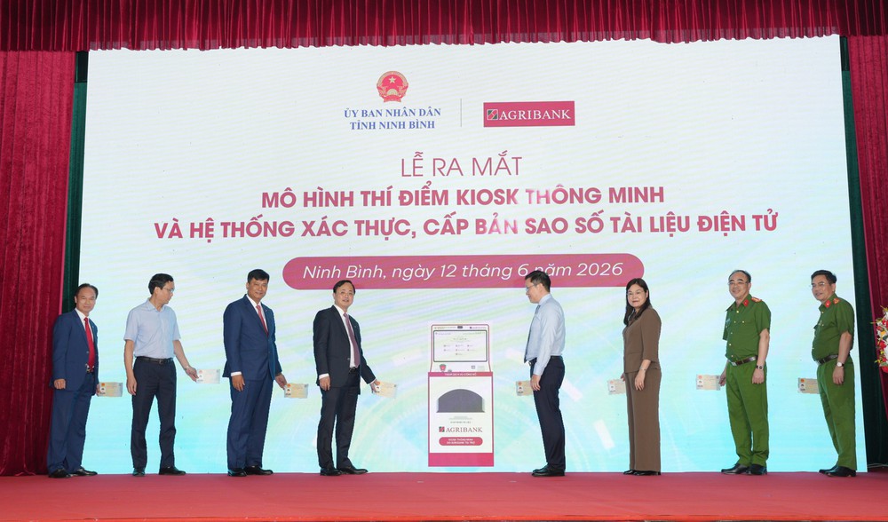 Agribank đồng hành cùng tỉnh Ninh Bình triển khai mô hình Kiosk thông minh: "Cú hích" chuyển đổi số hành chính công - Ảnh 5. Agribank đồng hành cùng tỉnh Ninh Bình triển khai mô hình Kiosk thông minh: "Cú hích" chuyển đổi số hành chính công - Ảnh 5.