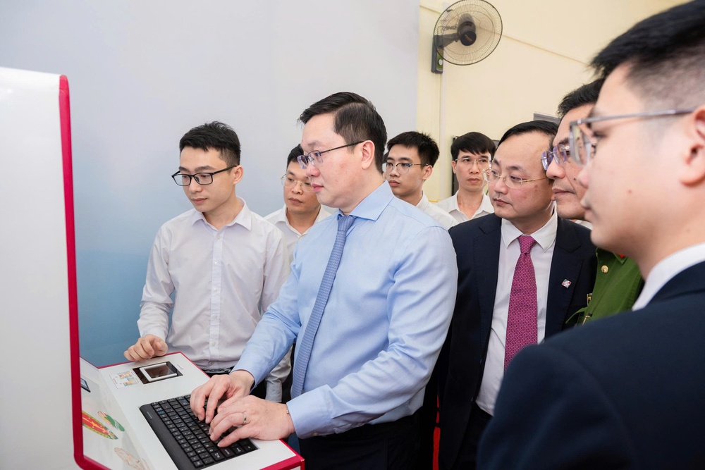 Agribank đồng hành cùng tỉnh Ninh Bình triển khai mô hình Kiosk thông minh: "Cú hích" chuyển đổi số hành chính công - Ảnh 6. Agribank đồng hành cùng tỉnh Ninh Bình triển khai mô hình Kiosk thông minh: "Cú hích" chuyển đổi số hành chính công - Ảnh 6.