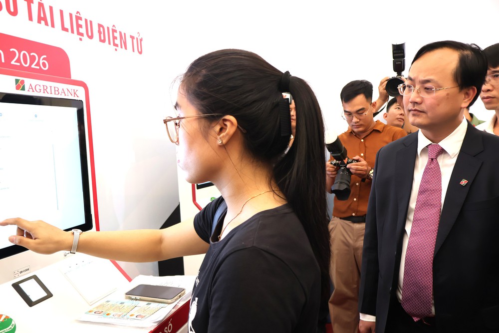 Agribank đồng hành cùng tỉnh Ninh Bình triển khai mô hình Kiosk thông minh: "Cú hích" chuyển đổi số hành chính công - Ảnh 8. Agribank đồng hành cùng tỉnh Ninh Bình triển khai mô hình Kiosk thông minh: "Cú hích" chuyển đổi số hành chính công - Ảnh 8.