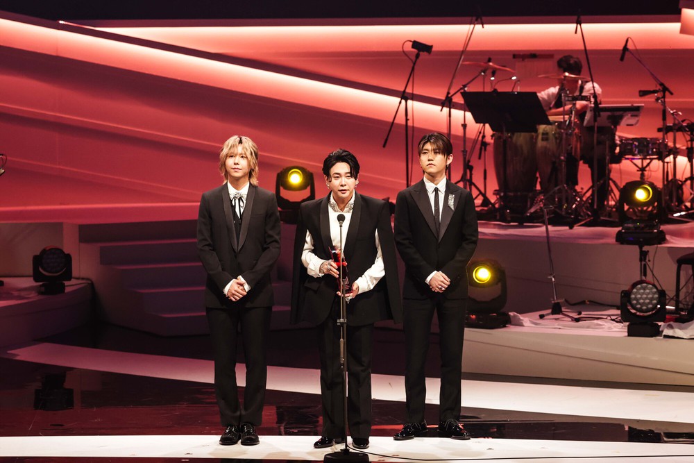 Music Awards Japan 2026: Mrs. Green Apple lập cú đúp, Sakanaction khiến khán giả nghẹn ngào - Ảnh 2. Music Awards Japan 2026: Mrs. Green Apple lập cú đúp, Sakanaction khiến khán giả nghẹn ngào - Ảnh 2.