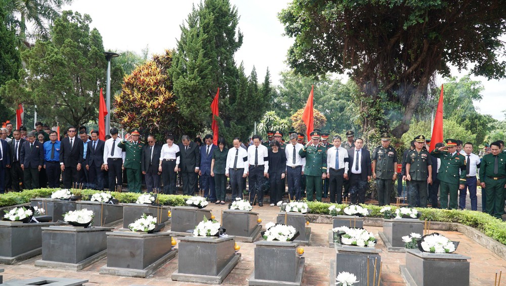Gia Lai truy điệu, an táng 18 hài cốt liệt sĩ quân tình nguyện và chuyên gia Việt Nam hy sinh trên đất bạn Campuchia - Ảnh 4. Gia Lai truy điệu, an táng 18 hài cốt liệt sĩ quân tình nguyện và chuyên gia Việt Nam hy sinh trên đất bạn Campuchia - Ảnh 4.