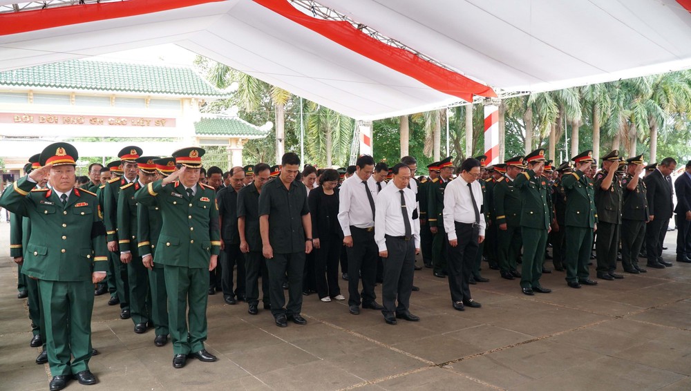 Gia Lai truy điệu, an táng 18 hài cốt liệt sĩ quân tình nguyện và chuyên gia Việt Nam hy sinh trên đất bạn Campuchia - Ảnh 2. Gia Lai truy điệu, an táng 18 hài cốt liệt sĩ quân tình nguyện và chuyên gia Việt Nam hy sinh trên đất bạn Campuchia - Ảnh 2.