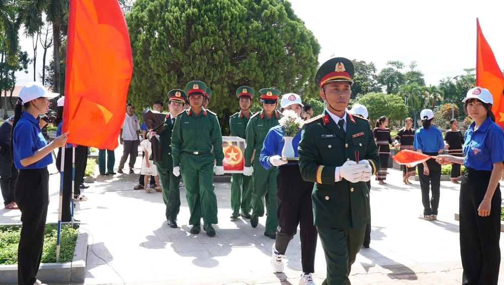 Gia Lai truy điệu, an táng 18 hài cốt liệt sĩ quân tình nguyện và chuyên gia Việt Nam hy sinh trên đất bạn Campuchia - Ảnh 3. Gia Lai truy điệu, an táng 18 hài cốt liệt sĩ quân tình nguyện và chuyên gia Việt Nam hy sinh trên đất bạn Campuchia - Ảnh 3.
