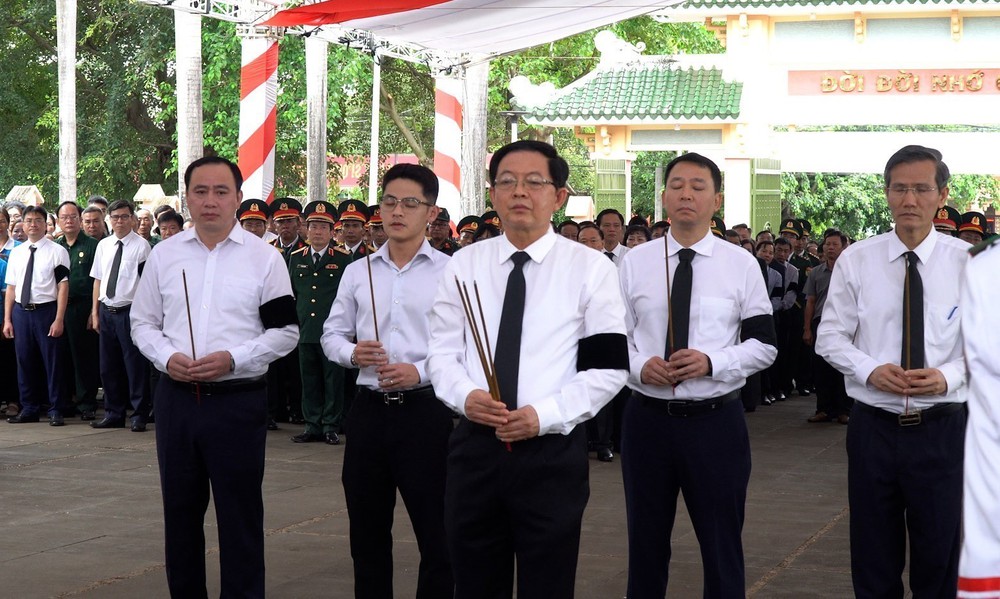 Gia Lai truy điệu, an táng 18 hài cốt liệt sĩ quân tình nguyện và chuyên gia Việt Nam hy sinh trên đất bạn Campuchia - Ảnh 1. Gia Lai truy điệu, an táng 18 hài cốt liệt sĩ quân tình nguyện và chuyên gia Việt Nam hy sinh trên đất bạn Campuchia - Ảnh 1.