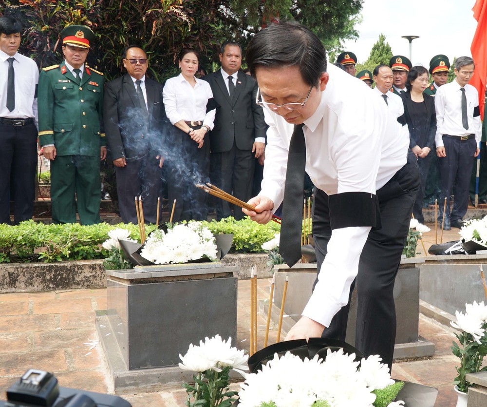 Gia Lai truy điệu, an táng 18 hài cốt liệt sĩ quân tình nguyện và chuyên gia Việt Nam hy sinh trên đất bạn Campuchia - Ảnh 6. Gia Lai truy điệu, an táng 18 hài cốt liệt sĩ quân tình nguyện và chuyên gia Việt Nam hy sinh trên đất bạn Campuchia - Ảnh 6.