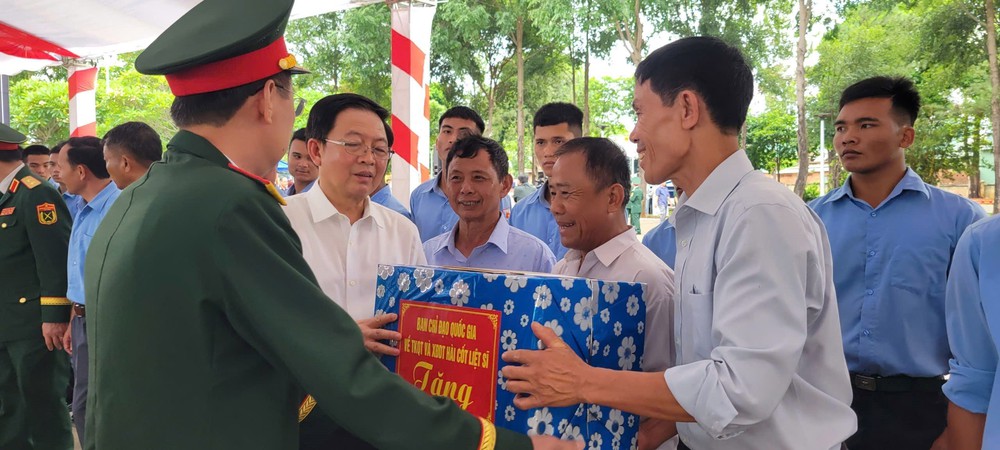 Gia Lai truy điệu, an táng 18 hài cốt liệt sĩ quân tình nguyện và chuyên gia Việt Nam hy sinh trên đất bạn Campuchia - Ảnh 7. Gia Lai truy điệu, an táng 18 hài cốt liệt sĩ quân tình nguyện và chuyên gia Việt Nam hy sinh trên đất bạn Campuchia - Ảnh 7.