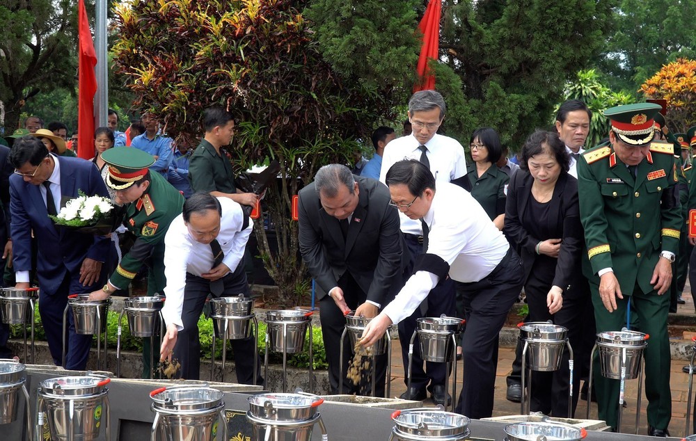 Gia Lai truy điệu, an táng 18 hài cốt liệt sĩ quân tình nguyện và chuyên gia Việt Nam hy sinh trên đất bạn Campuchia - Ảnh 5. Gia Lai truy điệu, an táng 18 hài cốt liệt sĩ quân tình nguyện và chuyên gia Việt Nam hy sinh trên đất bạn Campuchia - Ảnh 5.