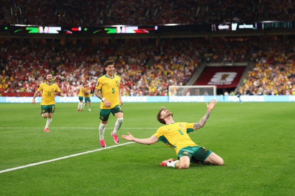Trong khi đó, Australia gây tiếng vang lớn hơn nữa khi đánh bại Thổ Nhĩ Kỳ với tỷ số 2-0. Đây được xem là một trong những bất ngờ đáng chú ý nhất ở vòng đấu mở màn. Ảnh: AFP Trong khi đó, Australia gây tiếng vang lớn hơn nữa khi đánh bại Thổ Nhĩ Kỳ với tỷ số 2-0. Đây được xem là một trong những bất ngờ đáng chú ý nhất ở vòng đấu mở màn. Ảnh: AFP