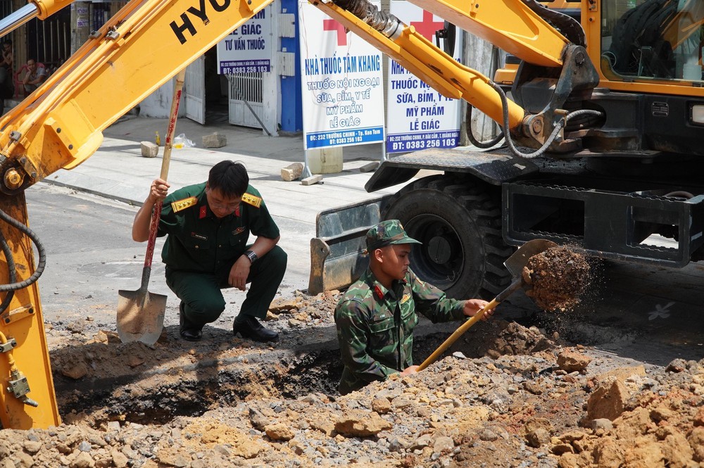 Bắt đầu đào rãnh ngang thăm dò, tìm kiếm hài cốt liệt sĩ tại đường Trường Chinh, Quảng Ngãi - Ảnh 3. Bắt đầu đào rãnh ngang thăm dò, tìm kiếm hài cốt liệt sĩ tại đường Trường Chinh, Quảng Ngãi - Ảnh 3.