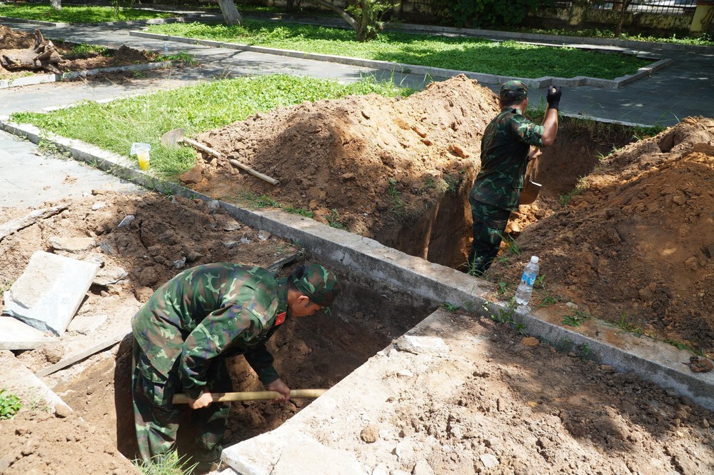Bắt đầu đào rãnh ngang thăm dò, tìm kiếm hài cốt liệt sĩ tại đường Trường Chinh, Quảng Ngãi - Ảnh 2. Bắt đầu đào rãnh ngang thăm dò, tìm kiếm hài cốt liệt sĩ tại đường Trường Chinh, Quảng Ngãi - Ảnh 2.