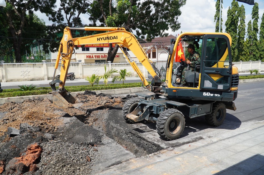Bắt đầu đào rãnh ngang thăm dò, tìm kiếm hài cốt liệt sĩ tại đường Trường Chinh, Quảng Ngãi - Ảnh 1. Bắt đầu đào rãnh ngang thăm dò, tìm kiếm hài cốt liệt sĩ tại đường Trường Chinh, Quảng Ngãi - Ảnh 1.