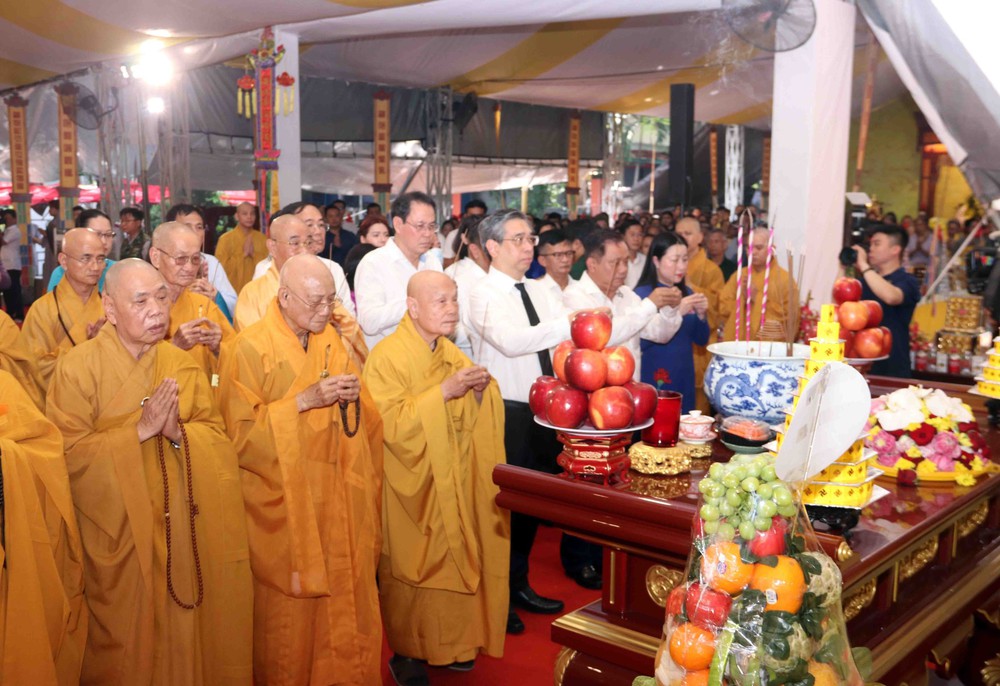 Đại lễ tưởng niệm-kỳ siêu các liệt sĩ, đồng bào hy sinh trong Tết Mậu Thân 1968 - Ảnh 2. Đại lễ tưởng niệm-kỳ siêu các liệt sĩ, đồng bào hy sinh trong Tết Mậu Thân 1968 - Ảnh 2.