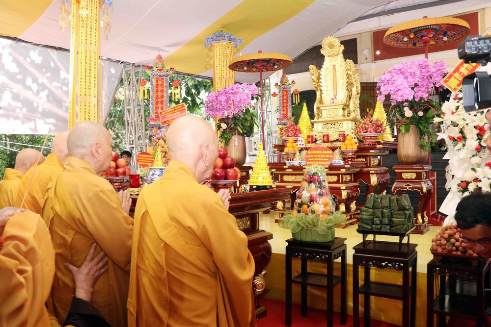 Đại lễ tưởng niệm-kỳ siêu các liệt sĩ, đồng bào hy sinh trong Tết Mậu Thân 1968 - Ảnh 4. Đại lễ tưởng niệm-kỳ siêu các liệt sĩ, đồng bào hy sinh trong Tết Mậu Thân 1968 - Ảnh 4.