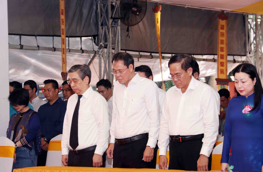 Đại lễ tưởng niệm-kỳ siêu các liệt sĩ, đồng bào hy sinh trong Tết Mậu Thân 1968 - Ảnh 1. Đại lễ tưởng niệm-kỳ siêu các liệt sĩ, đồng bào hy sinh trong Tết Mậu Thân 1968 - Ảnh 1.