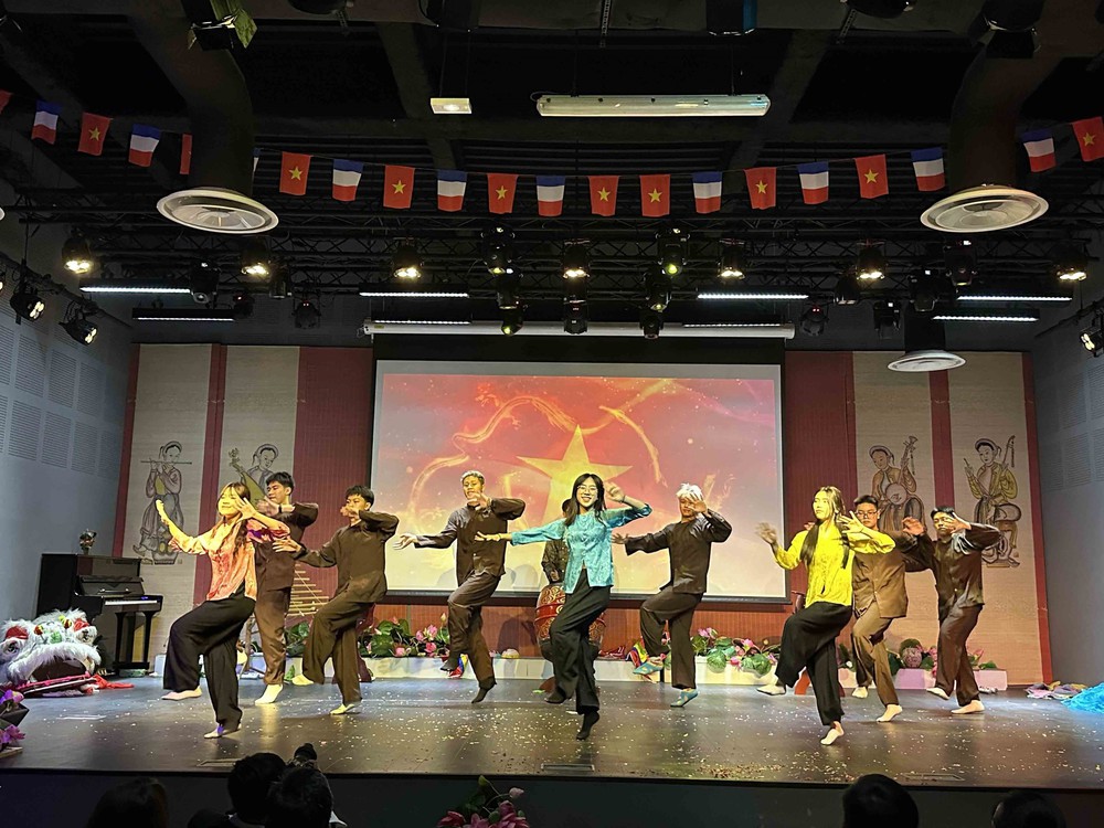 Paris lan tỏa sắc màu văn hóa Việt Nam qua lễ hội "Bonjour Vietnam" - Ảnh 2. Paris lan tỏa sắc màu văn hóa Việt Nam qua lễ hội "Bonjour Vietnam" - Ảnh 2.