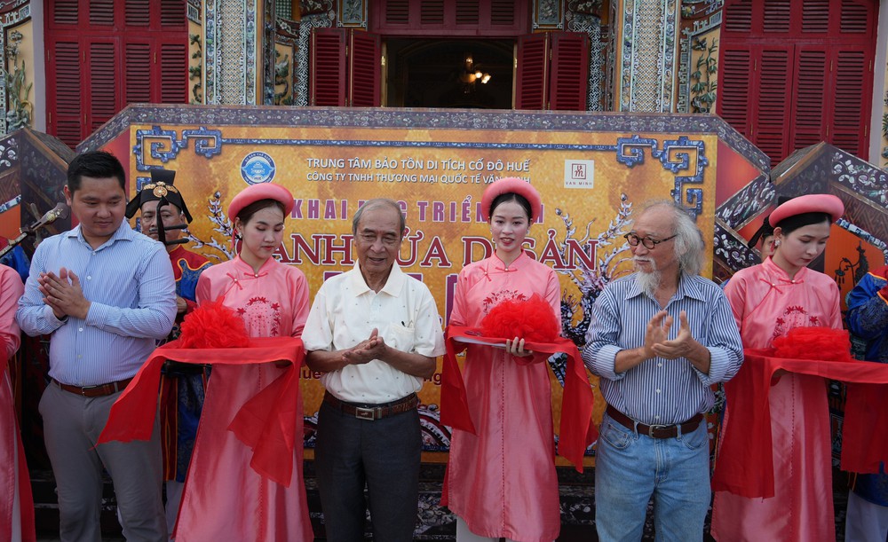Tôn vinh vẻ đẹp di sản từ Triển lãm "Những cánh cửa di sản Huế" - Ảnh 1. Tôn vinh vẻ đẹp di sản từ Triển lãm "Những cánh cửa di sản Huế" - Ảnh 1.